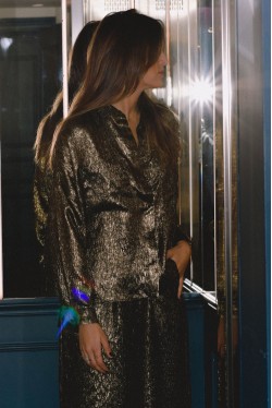 pantalon large produit en soie dorée 3