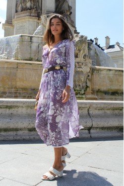 robe longue produite dans une soie violette à motifs 1