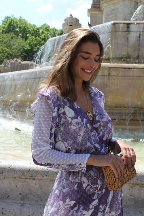 robe longue produite dans une soie violette à motifs 2