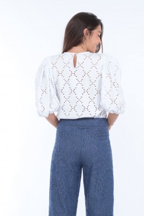 top blanc produit dans un coton ajouré