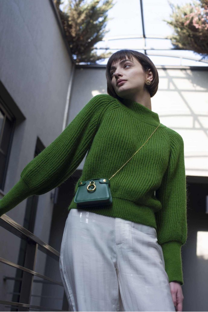 Pull en laine mohair tricoté à la main en Arménie pour Koshka Paris Pull en laine mohair tricoté à la main en Arménie pour Koshka Paris