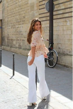 White high waisted pants with golden buttons 3
