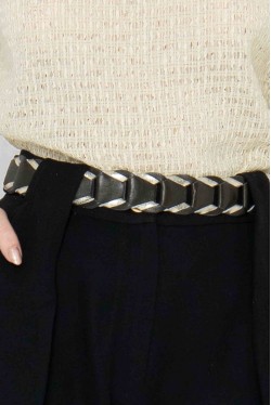 Ceinture tressée en cuir avec un fil doré par la marque de mode parisienne Koshka Paris 2