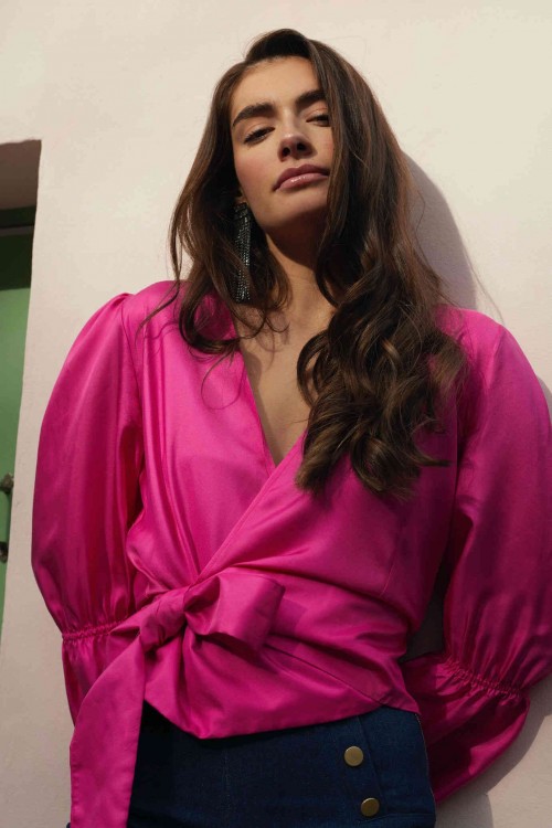 Blouse cache-coeur en soie rose fuschia
