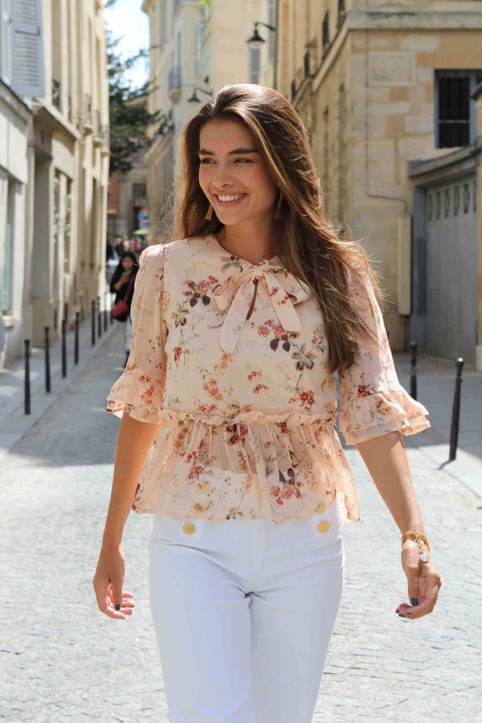 Blouse manches 3/4 produite en soie rose à fleurs