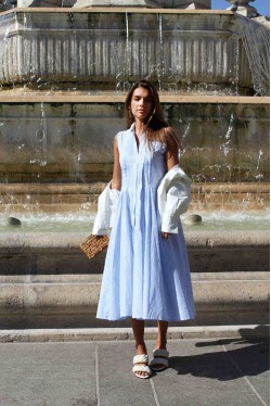 robe sans manches produite dans un coton rayé bleu et blanc 2