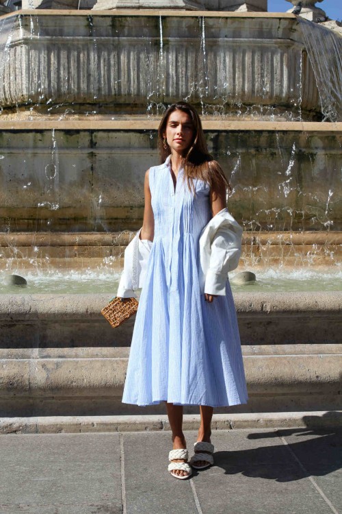 robe sans manches produite dans un coton rayé bleu et blanc 2