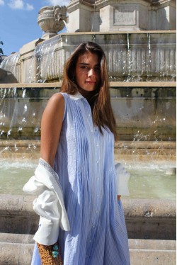 robe sans manches produite dans un coton rayé bleu et blanc