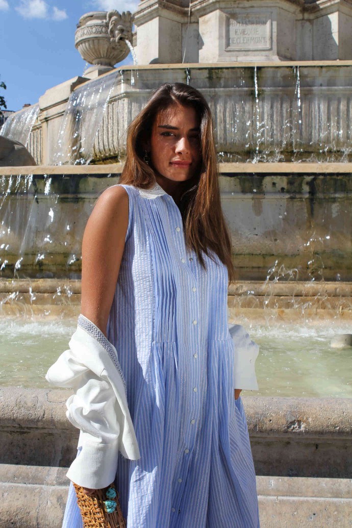 robe sans manches produite dans un coton rayé bleu et blanc robe sans manches produite dans un coton rayé bleu et blanc
