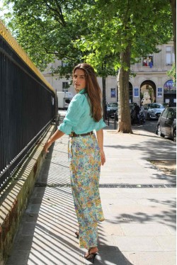 pantalon large taille haute produit dans un tissu fleuri 3