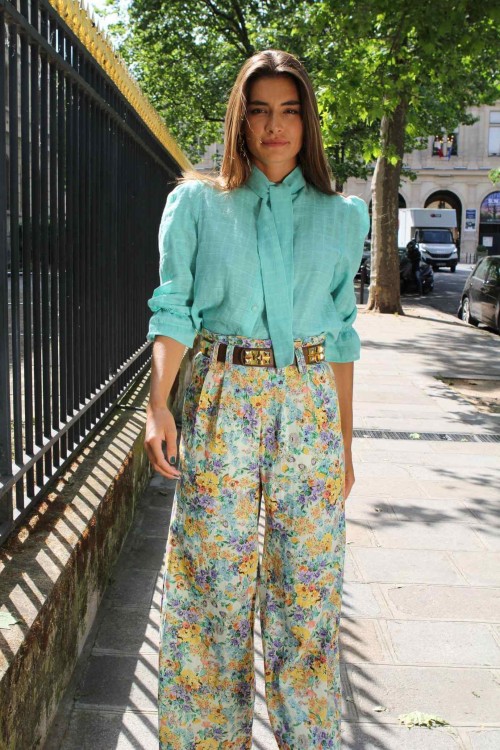 pantalon large taille haute produit dans un tissu fleuri 2
