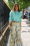 pantalon large taille haute produit dans un tissu fleuri 2