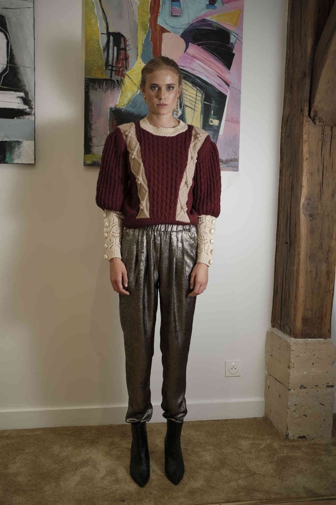 pull en laine aux multiples détails pull en laine aux multiples détails