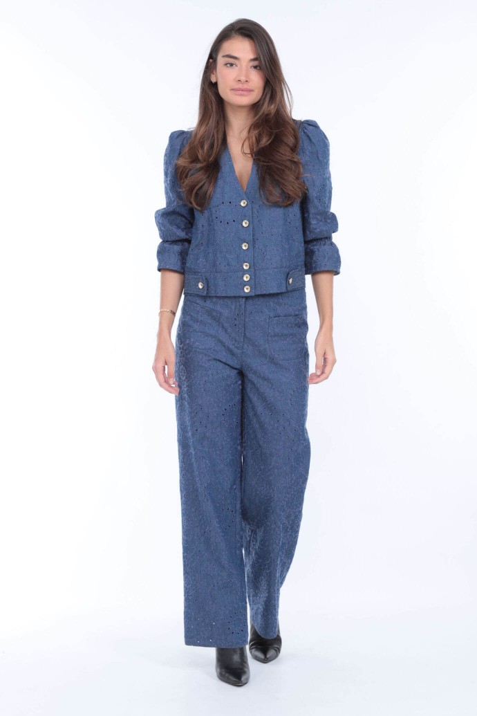pantalon bleu taille haute à la coupe droite et aux jambes larges pantalon bleu taille haute à la coupe droite et aux jambes larges