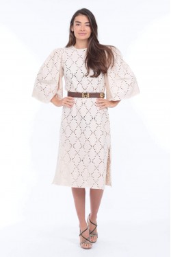 Robe produite dans un coton ajouré