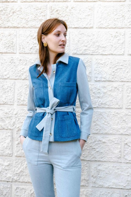 Veste en jean tendance 2021 bicolore à ceinture créée par Koshka Paris
