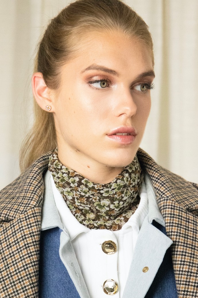 Foulard bandana en soie avec imprimé fleuri par la marque de mode parisienne Koshka Paris Foulard bandana en soie avec imprimé fleuri par la marque de mode parisienne Koshka Paris