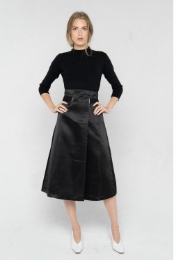 Robe pull noire bimatière cintrée moderne par la marque de mode parisienne Koshka Paris