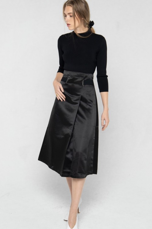 Robe pull noire bimatière cintrée moderne par la marque de mode parisienne Koshka Paris