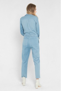 Combi-pantalon en jean à ceinture créé par la marque de mode parisienne Koshka Paris