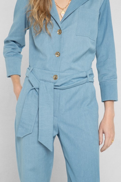 Combi-pantalon en jean à ceinture créé par la marque de mode parisienne Koshka Paris