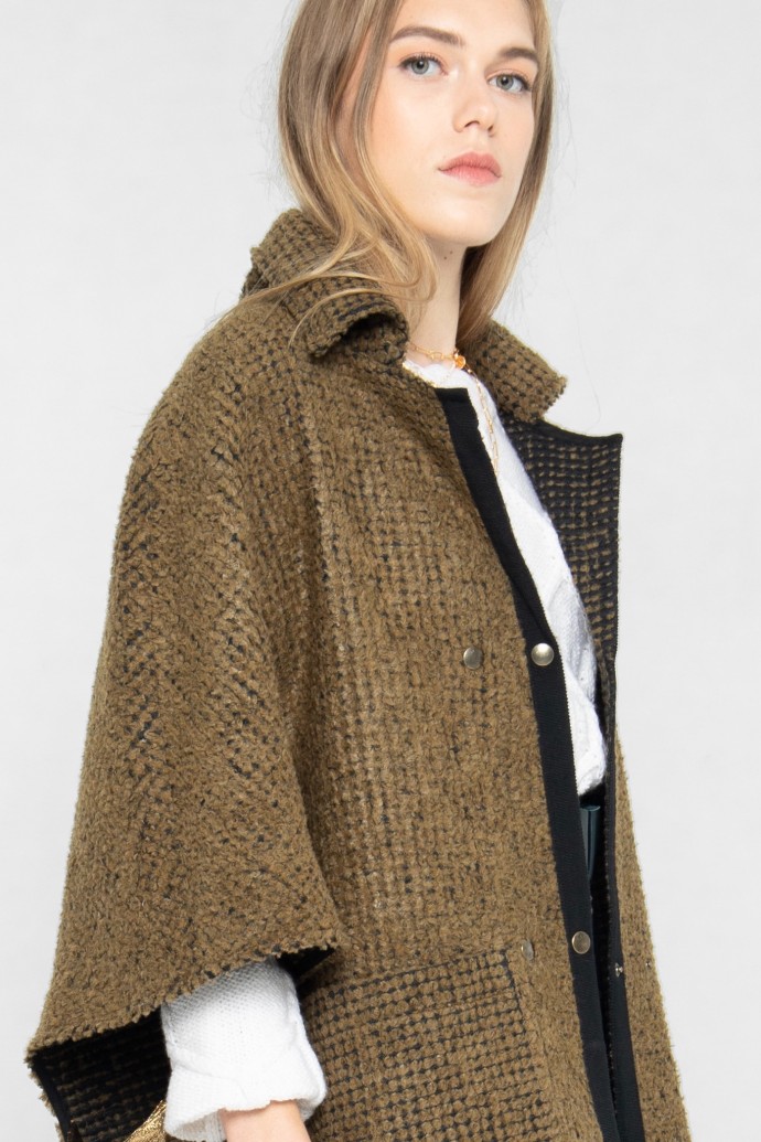 Cape en laine pour un hiver tendance créée par Koshka Paris 1 Cape en laine pour un hiver tendance créée par Koshka Paris 1