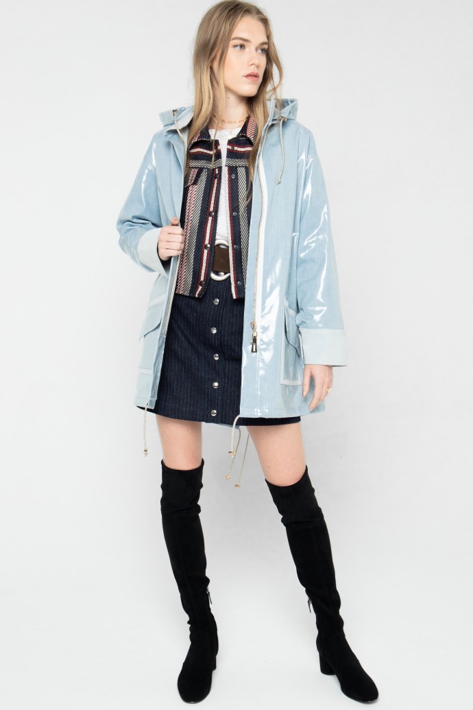 Parka en jean plastifié imperméable à capuche créée par Koshka Paris 5 Parka en jean plastifié imperméable à capuche créée par Koshka Paris 5