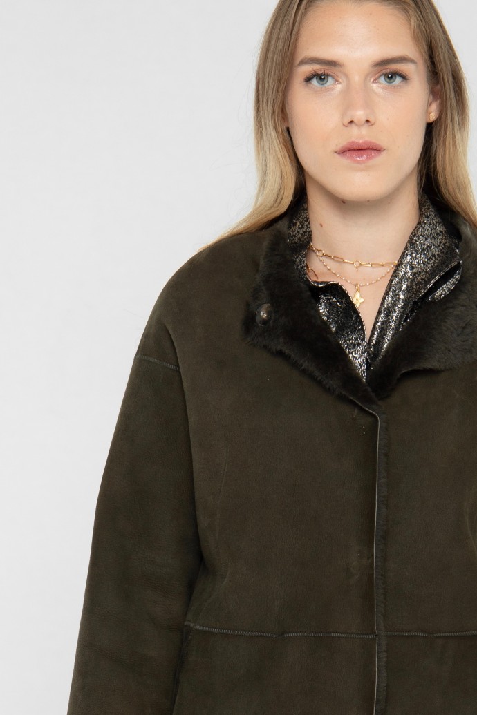 Manteau chic en peau lainée avec col en fourrure créé par Koshka Paris 1 Manteau chic en peau lainée avec col en fourrure créé par Koshka Paris 1