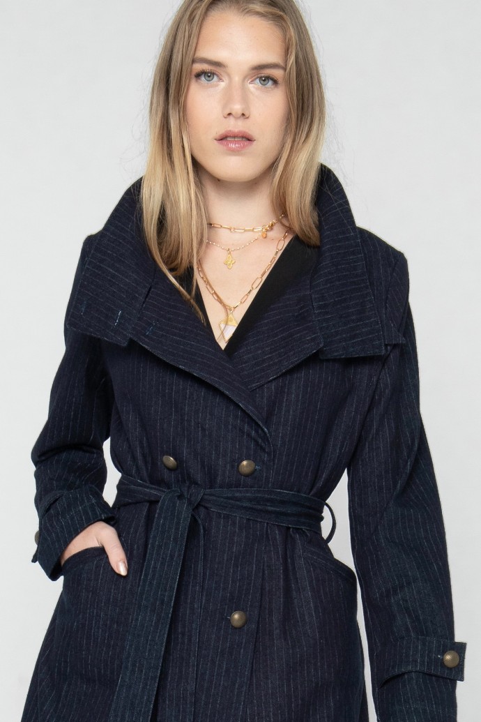 Trench tendance hiver 2021 à rayures et ceinture créé par Koshka Paris 1 Trench tendance hiver 2021 à rayures et ceinture créé par Koshka Paris 1