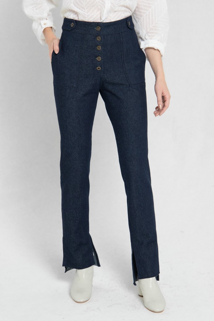 jeans brut avec boutons apparents et asymétrique en bas 1 jeans brut avec boutons apparents et asymétrique en bas 1